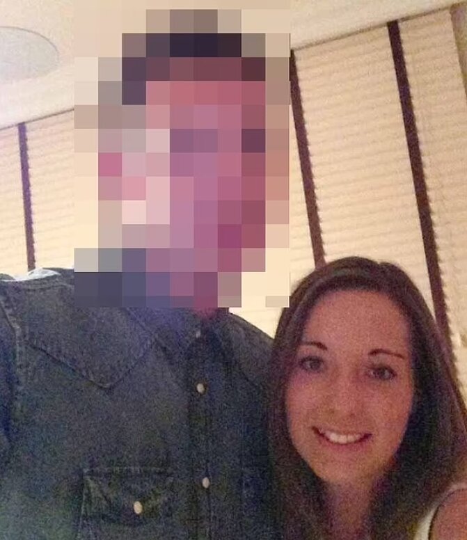 본문 이미지 - 레베카 조인스(오른쪽)는 전 연인과 이별 후 학생들에게 집착하기 시작했다. 출처=데일리메일