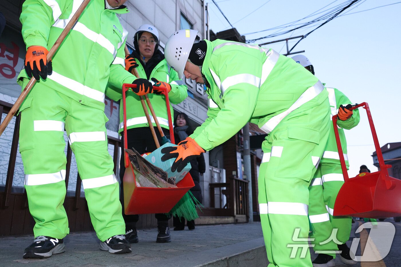 본문 이미지 - 장동혁 국민의힘 대표가 26일 서울 도봉구 일대에서 쓰레기를 정리하고 있다. 2025.12.26/뉴스1 ⓒ News1 신웅수 기자