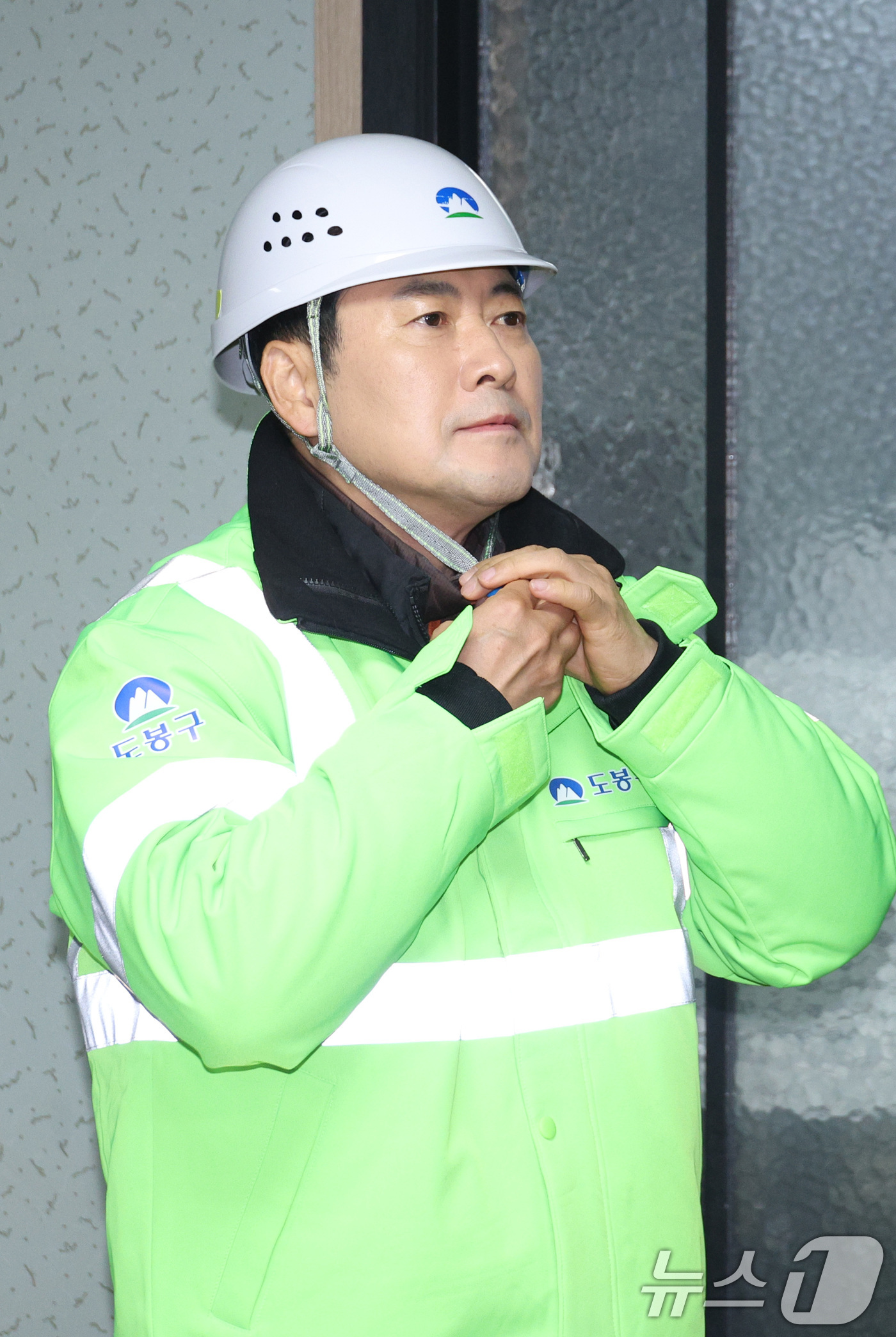 (서울=뉴스1) 신웅수 기자 = 장동혁 국민의힘 대표가 26일 서울 도봉구 자원순환센터에서 봉사활동에 들어가기 전 안전모를 착용하고 있다.  2025.12.26/뉴스1