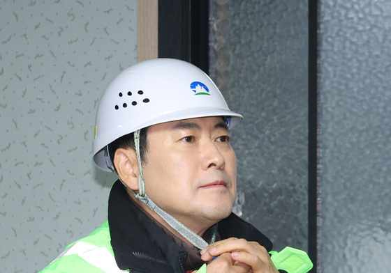 안전모 착용하는 장동혁 대표