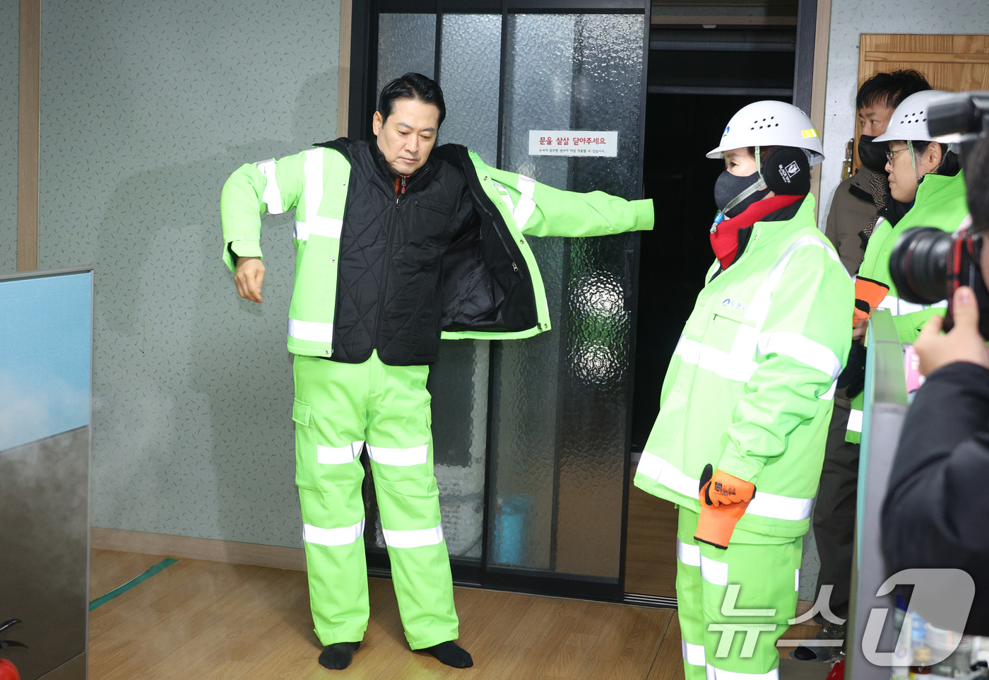 (서울=뉴스1) 신웅수 기자 = 장동혁 국민의힘 대표가 26일 서울 도봉구 자원순환센터에서 봉사활동에 들어가기 전 장비를 착용하고 있다.  2025.12.26/뉴스1