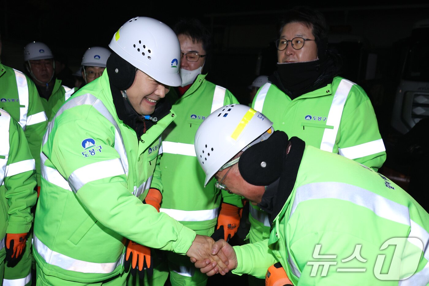 본문 이미지 - 장동혁 국민의힘 대표가 26일 서울 도봉구 자원순환센터에서 봉사활동에 앞서 환경공무관들을 격려하고 있다. 2025.12.26/뉴스1 ⓒ News1 신웅수 기자