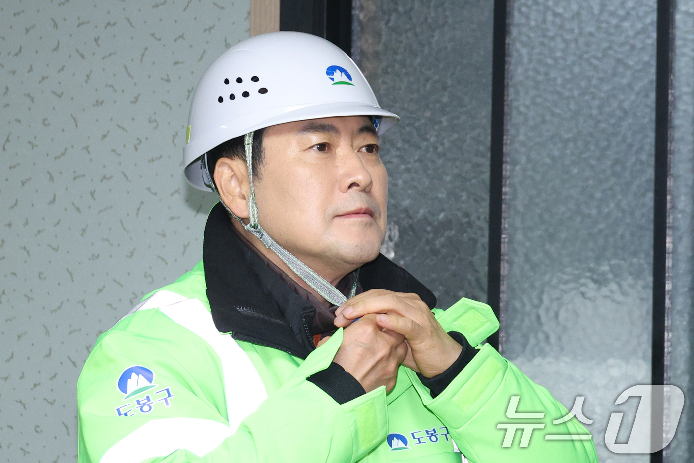 (서울=뉴스1) 신웅수 기자 = 장동혁 국민의힘 대표가 26일 서울 도봉구 자원순환센터에서 봉사활동에 들어가기 전 안전모를 착용하고 있다. 2025.12.26/뉴스1