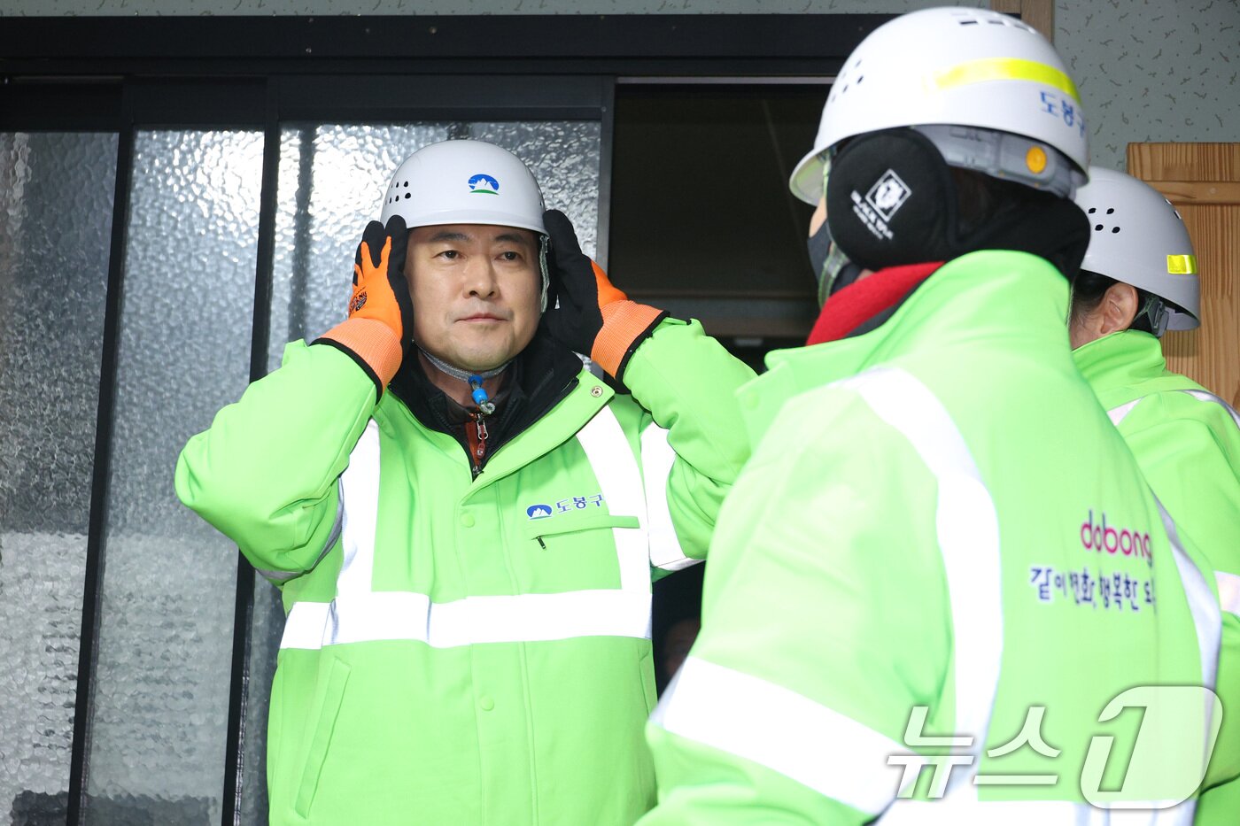 본문 이미지 - 장동혁 국민의힘 대표가 26일 서울 도봉구 자원순환센터에서 봉사활동에 앞서 방한용품을 착용하고 있다. 2025.12.26/뉴스1 ⓒ News1 신웅수 기자