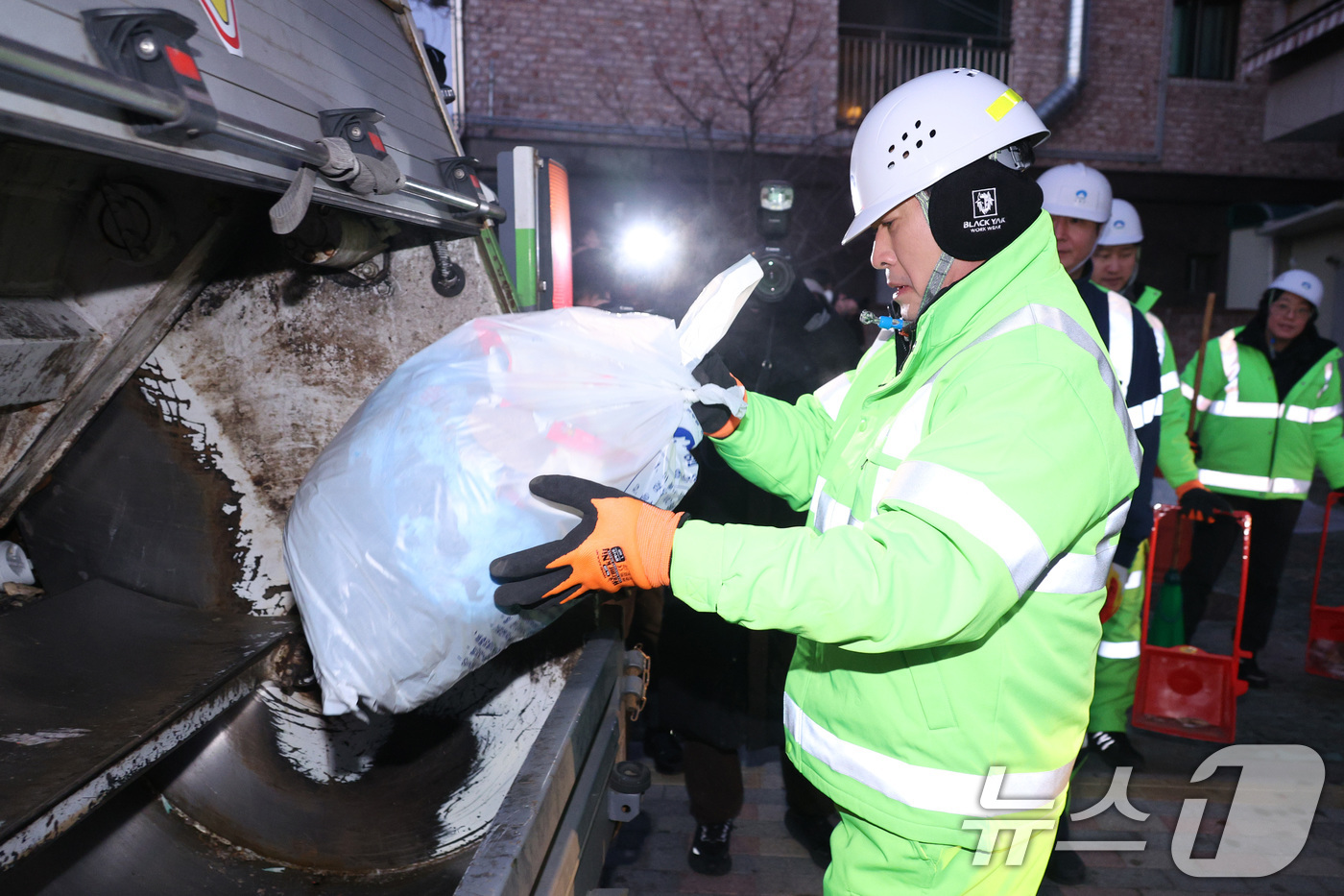 (서울=뉴스1) 신웅수 기자 = 장동혁 국민의힘 대표가 26일 서울 도봉구 일대에서 쓰레기를 정리하고 있다. 2025.12.26/뉴스1