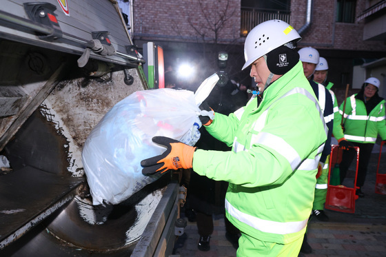 쓰레기 정리하는 장동혁 대표