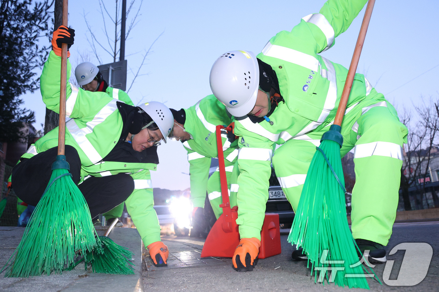 (서울=뉴스1) 신웅수 기자 = 장동혁 국민의힘 대표가 26일 서울 도봉구 일대에서 쓰레기를 정리하고 있다. 2025.12.26/뉴스1