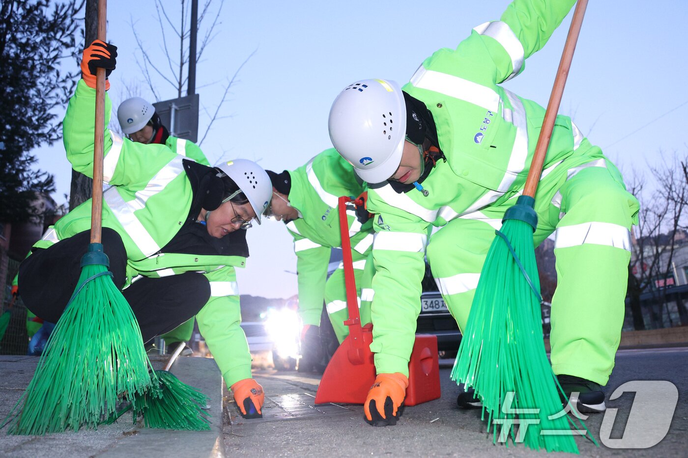 본문 이미지 - 장동혁 국민의힘 대표가 26일 서울 도봉구 일대에서 쓰레기를 정리하고 있다. 2025.12.26/뉴스1 ⓒ News1 신웅수 기자