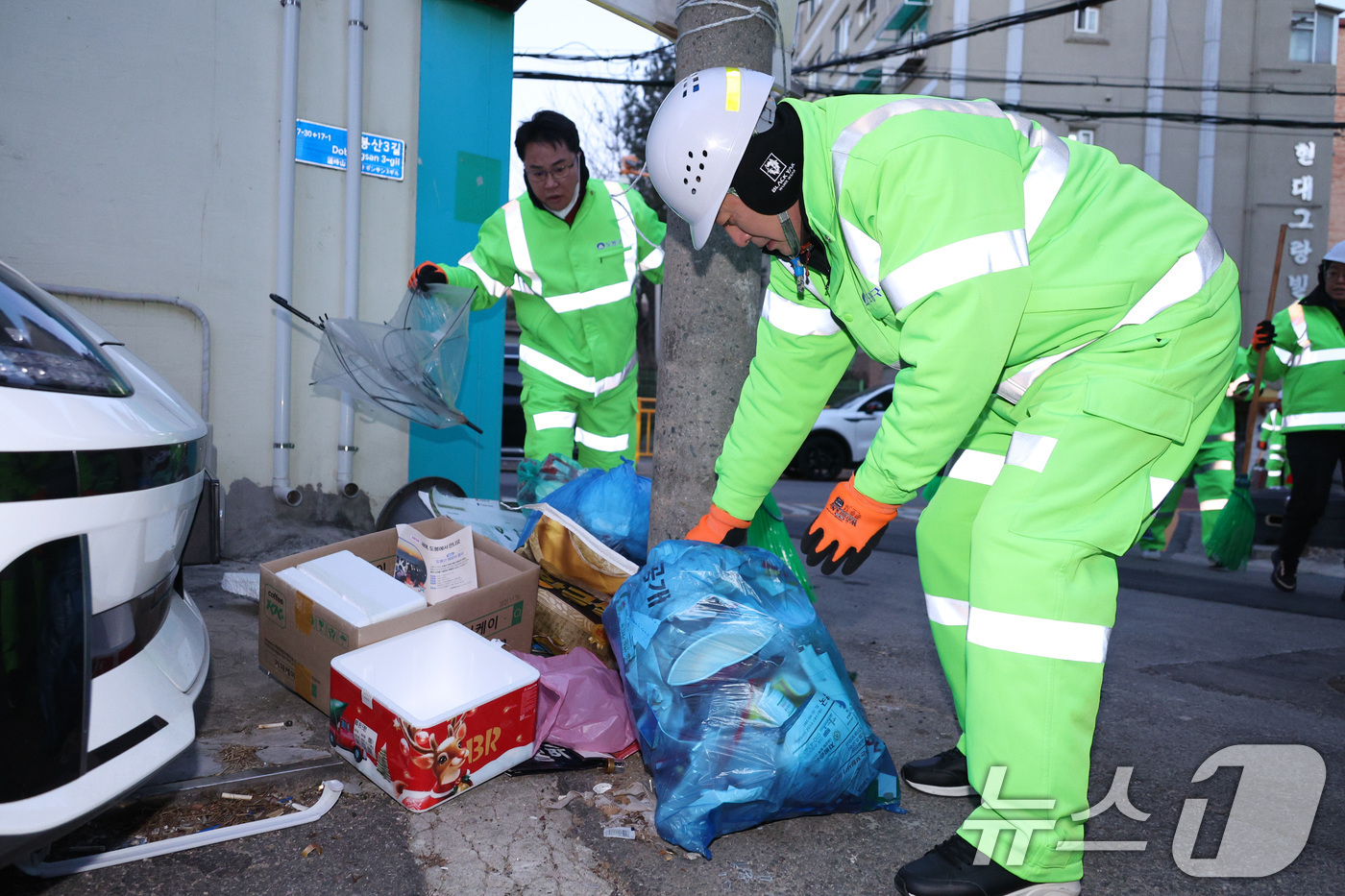 (서울=뉴스1) 신웅수 기자 = 장동혁 국민의힘 대표가 26일 서울 도봉구 일대에서 쓰레기를 정리하고 있다. 2025.12.26/뉴스1