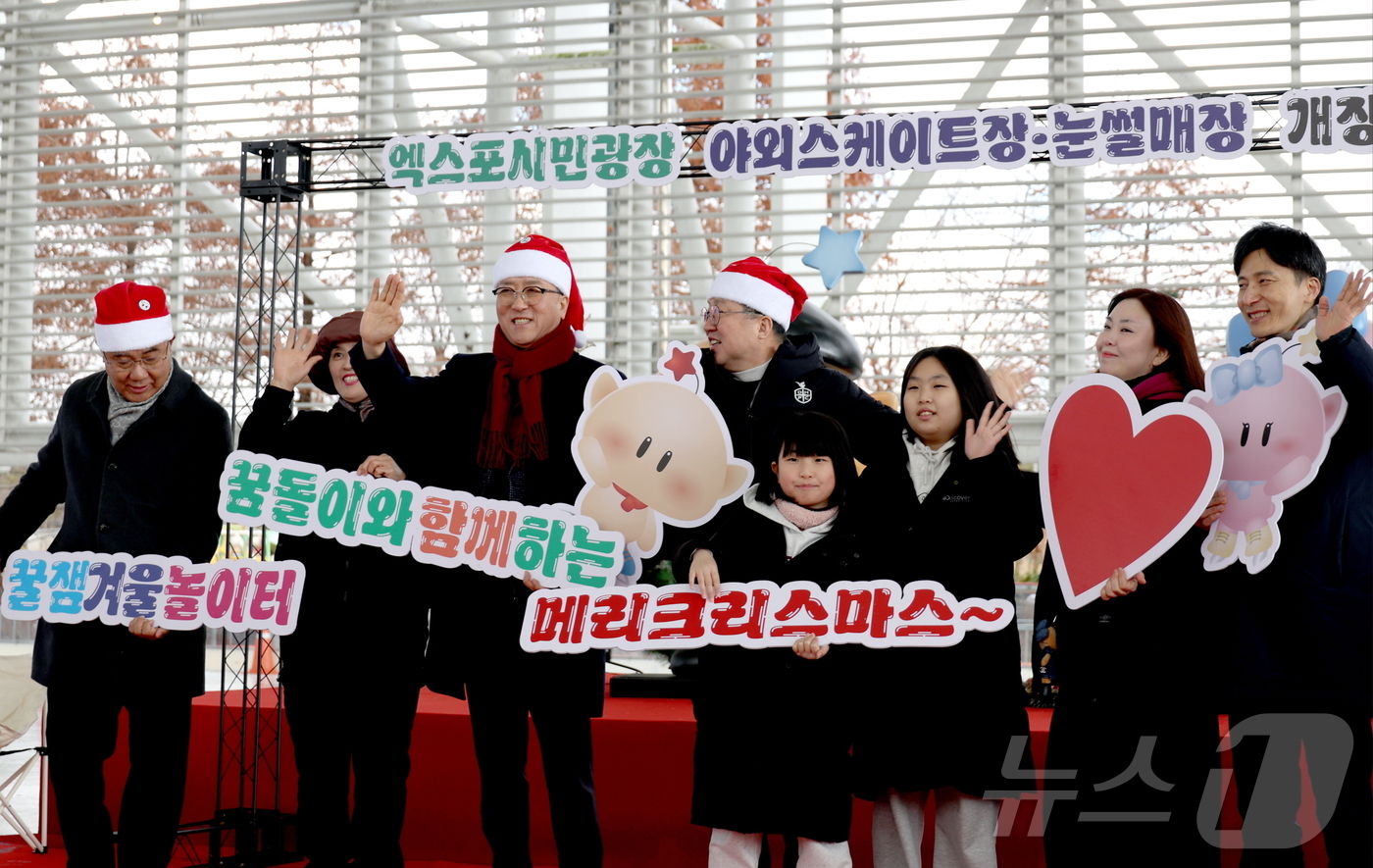 (대전=뉴스1) 이동원 기자 = 조원휘 대전시의회 의장은 지난 25일 엑스포시민광장에서 개최된 2025 야외스케이트장 개장식에 참석해 겨울 추위 속에서도 가족과 이웃이 함께 기쁨을 …