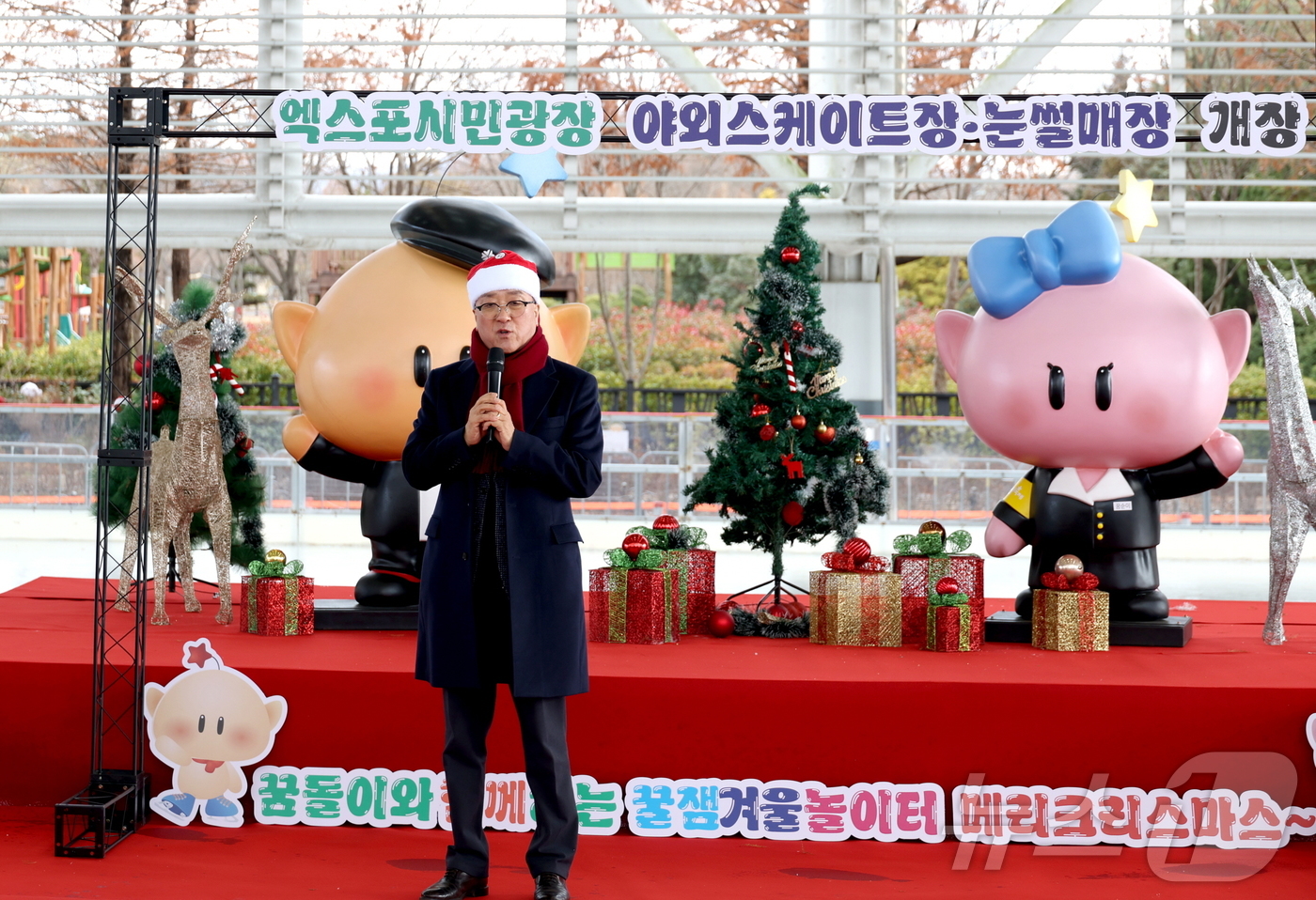 (대전=뉴스1) 이동원 기자 = 조원휘 대전시의회 의장은 지난 25일 엑스포시민광장에서 개최된 2025 야외스케이트장 개장식에 참석해 겨울 추위 속에서도 가족과 이웃이 함께 기쁨을 …