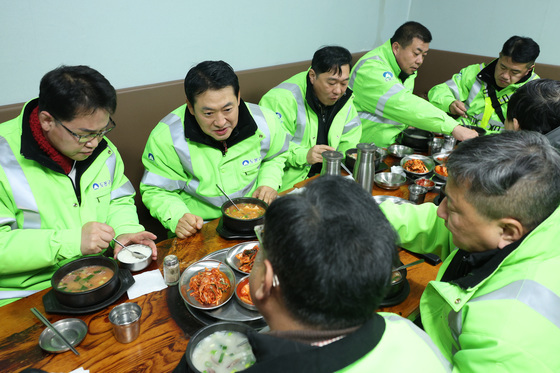 청소 노동자들과 오찬 간담회하는 장동혁