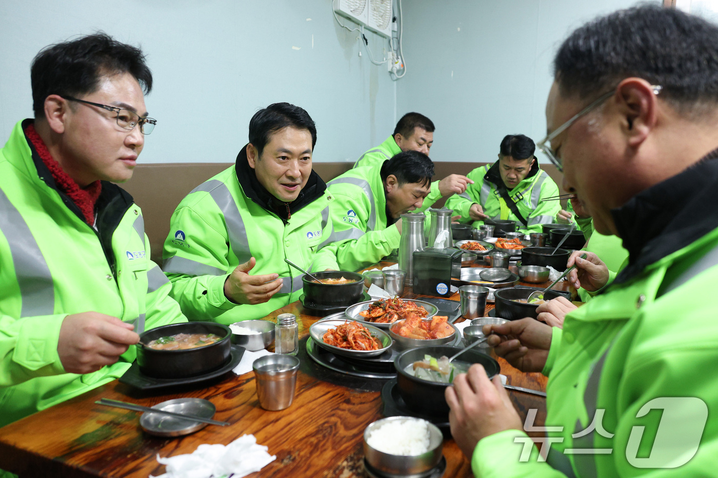 (서울=뉴스1) 신웅수 기자 = 장동혁 국민의힘 대표가 26일 서울 도봉구 일대 청소 봉사활동을 마친 후 환경공무관들과 오찬 간담회를 하고 있다. 2025.12.26/뉴스1