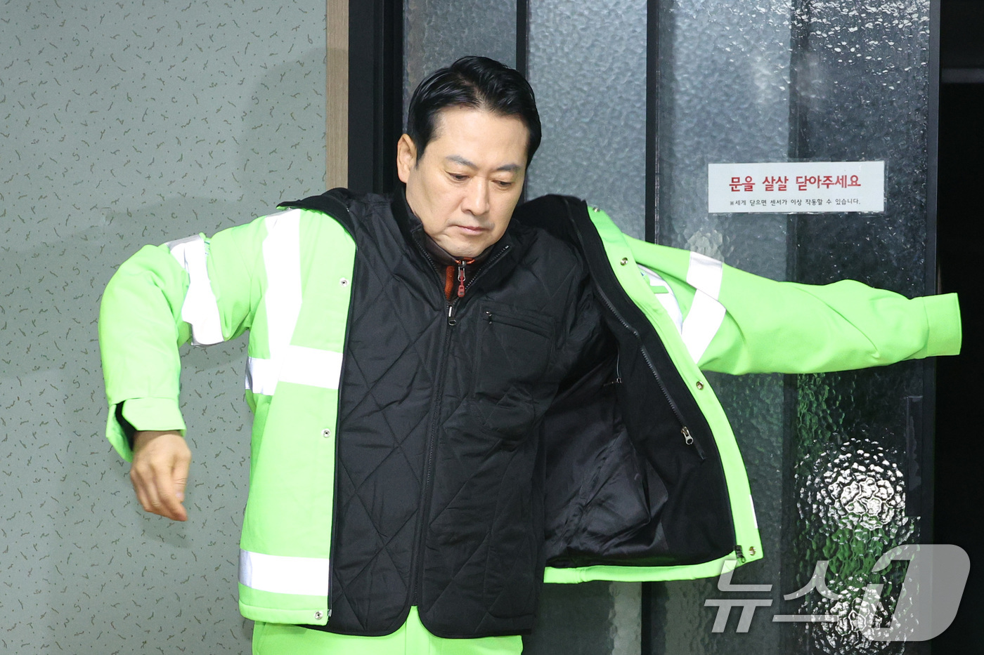 (서울=뉴스1) 신웅수 기자 = 장동혁 국민의힘 대표가 26일 서울 도봉구 자원순환센터에서 봉사활동에 앞서 장비를 착용하고 있다.  2025.12.26/뉴스1