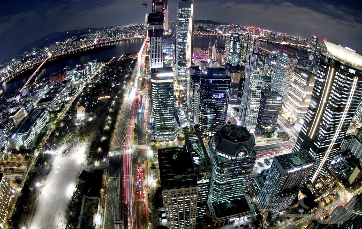 (서울=뉴스1) 장수영 기자 = 2025년 을사년(乙巳年)이 저물어가는 12월의 밤 서울 영등포구 여의도 증권가 일대에 불이 밝혀져 있다.이재명 대통령은 후보시절 "코리아 디스카운 …