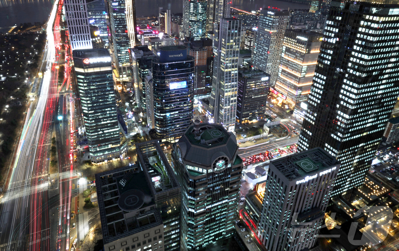 (서울=뉴스1) 장수영 기자 = 2025년 을사년(乙巳年)이 저물어가는 12월의 밤 서울 영등포구 여의도 증권가 일대에 불이 밝혀져 있다.이재명 대통령은 후보시절 "코리아 디스카운 …