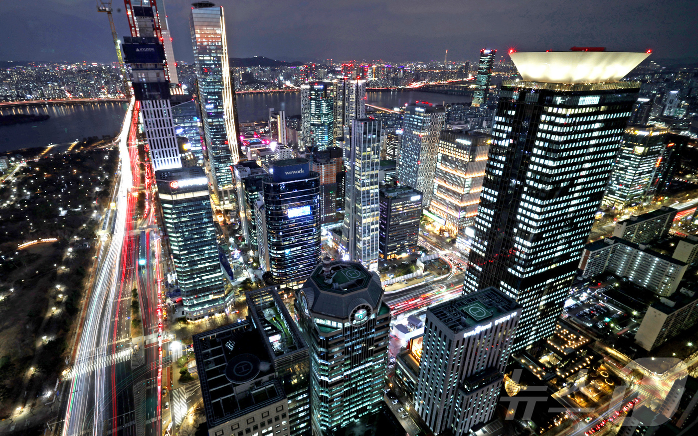 (서울=뉴스1) 장수영 기자 = 2025년 을사년(乙巳年)이 저물어가는 12월의 밤 서울 영등포구 여의도 증권가 일대에 불이 밝혀져 있다.이재명 대통령은 후보시절 "코리아 디스카운 …