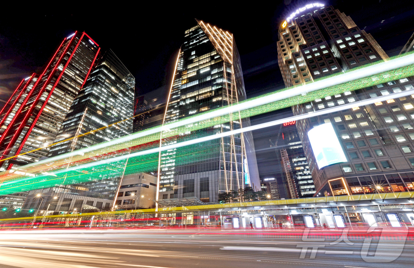 (서울=뉴스1) 장수영 기자 = 2025년 을사년(乙巳年)이 저물어가는 12월의 밤 서울 영등포구 여의도 증권가 일대에 불이 밝혀져 있다.이재명 대통령은 후보시절 "코리아 디스카운 …