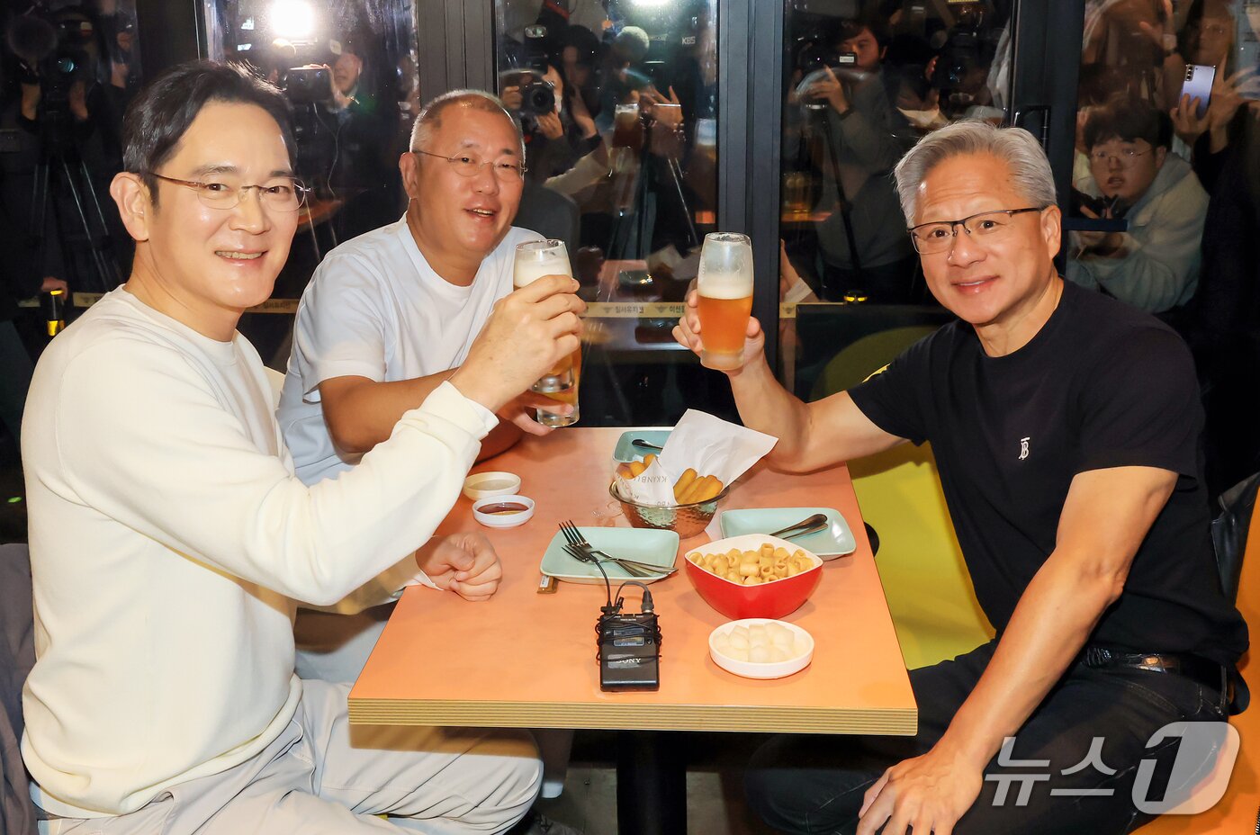 본문 이미지 - 이재용 삼성전자 회장, 정의선 현대차그룹 회장이 젠슨 황 엔비디아 CEO와 치킨 회동을 하고 있다. 