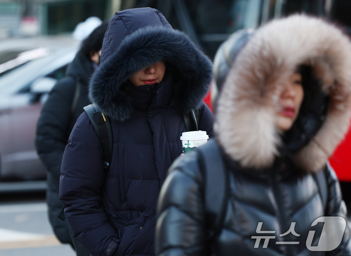 (서울=뉴스1) 김민지 기자 = 올겨울 첫 한파경보가 발령된 26일 오전 서울 종로구 광화문네거리에서 시민들이 두꺼운 외투를 입고 발걸음을 옮기고 있다. 2025.12.26/뉴스1 …