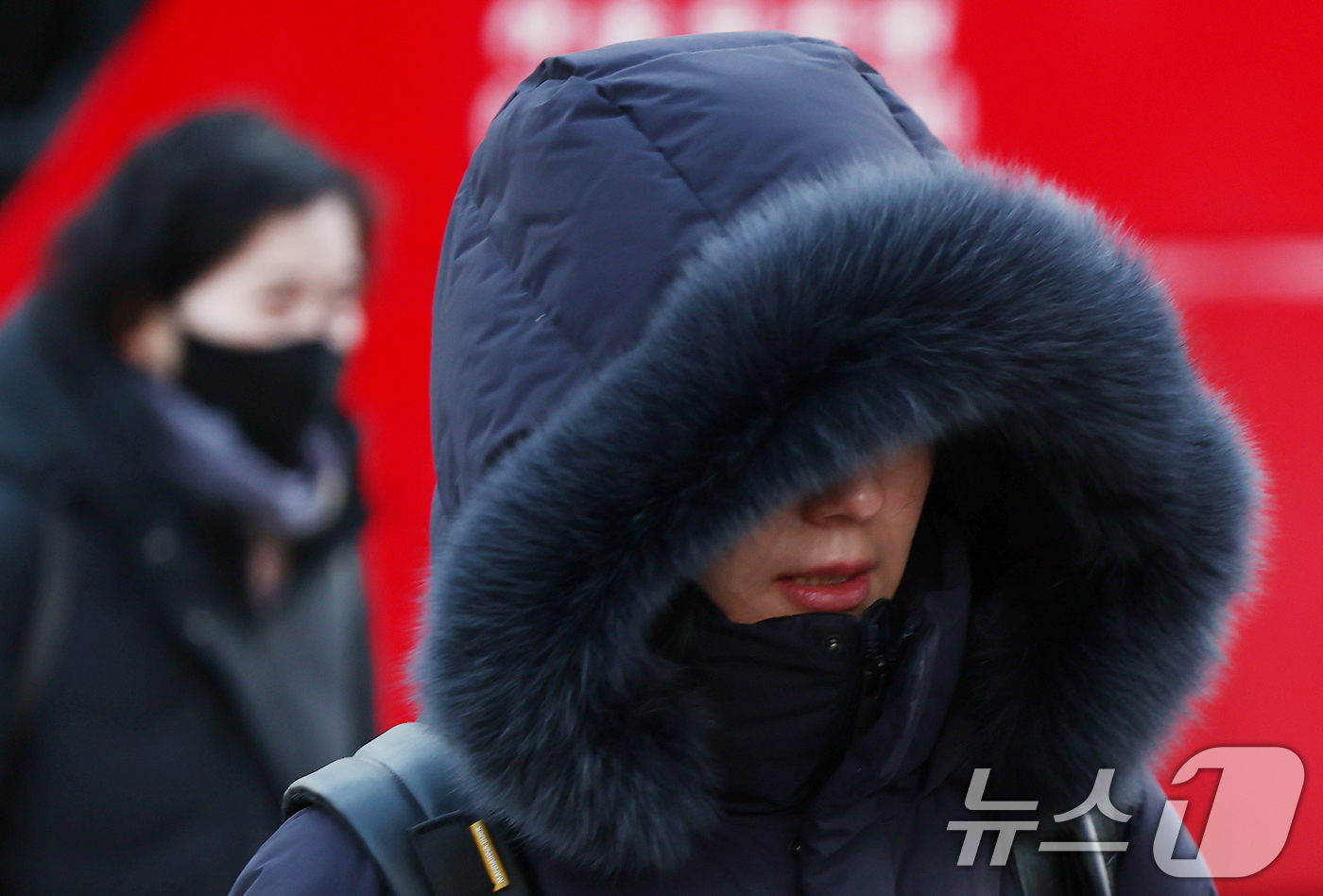(서울=뉴스1) 김민지 기자 = 올겨울 첫 한파경보가 발령된 26일 오전 서울 종로구 광화문네거리에서 시민들이 두꺼운 외투를 입고 발걸음을 옮기고 있다. 2025.12.26/뉴스1 …