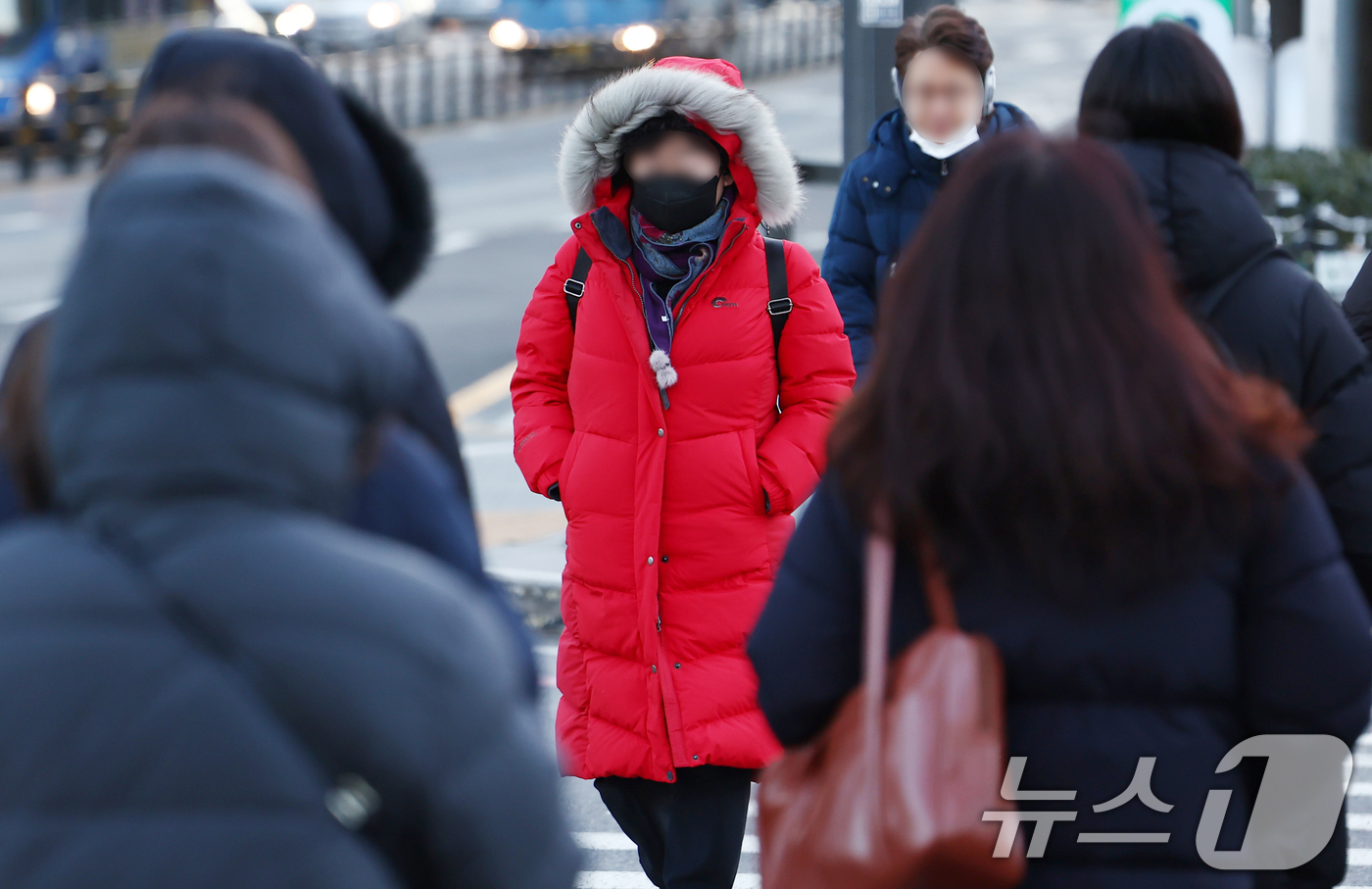 (서울=뉴스1) 김민지 기자 = 올겨울 첫 한파경보가 발령된 26일 오전 서울 종로구 광화문네거리에서 시민들이 두꺼운 외투를 입고 발걸음을 옮기고 있다. 2025.12.26/뉴스1 …