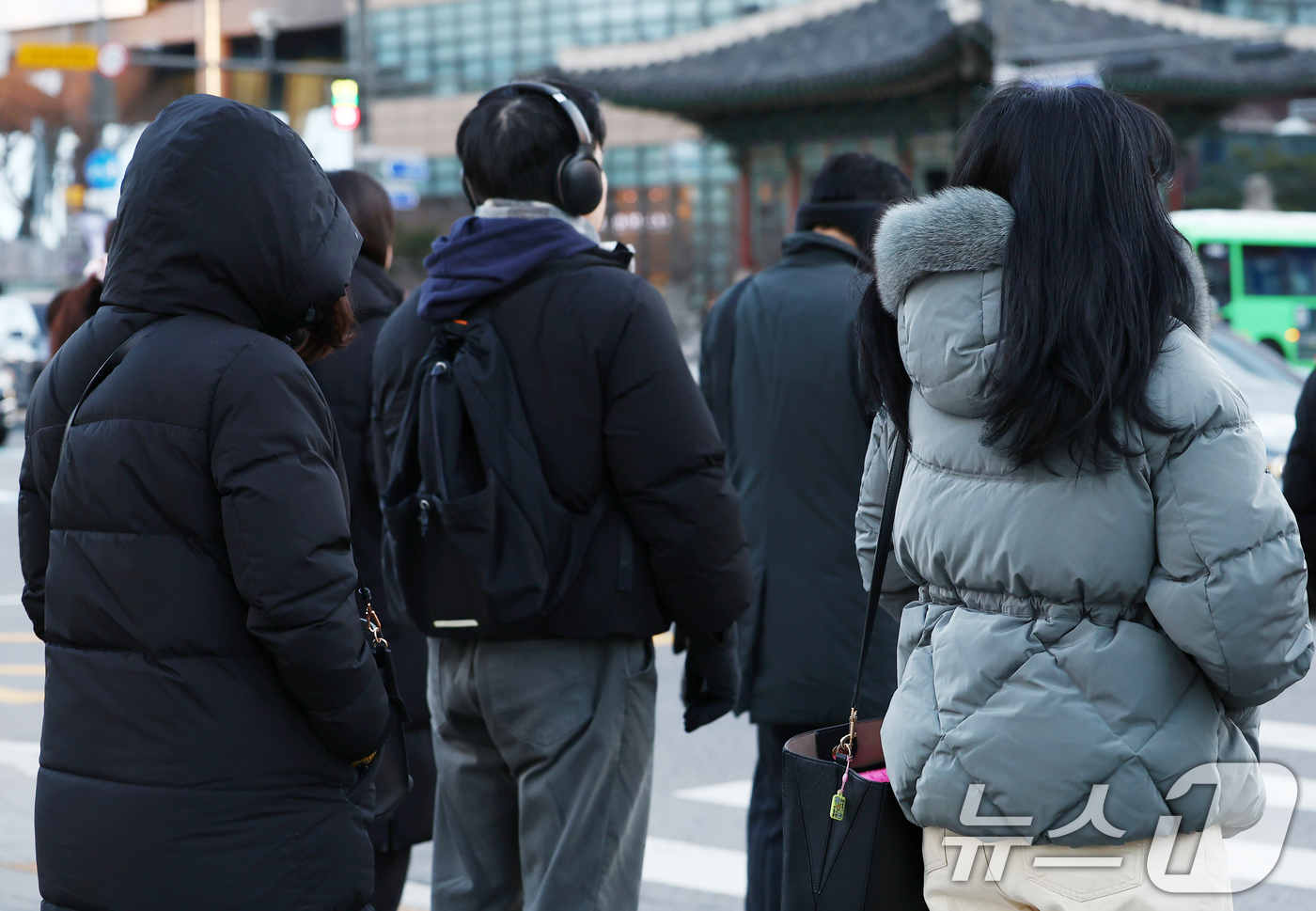 (서울=뉴스1) 김민지 기자 = 올겨울 첫 한파경보가 발령된 26일 오전 서울 종로구 광화문네거리에서 시민들이 두꺼운 외투를 입고 발걸음을 옮기고 있다. 2025.12.26/뉴스1 …