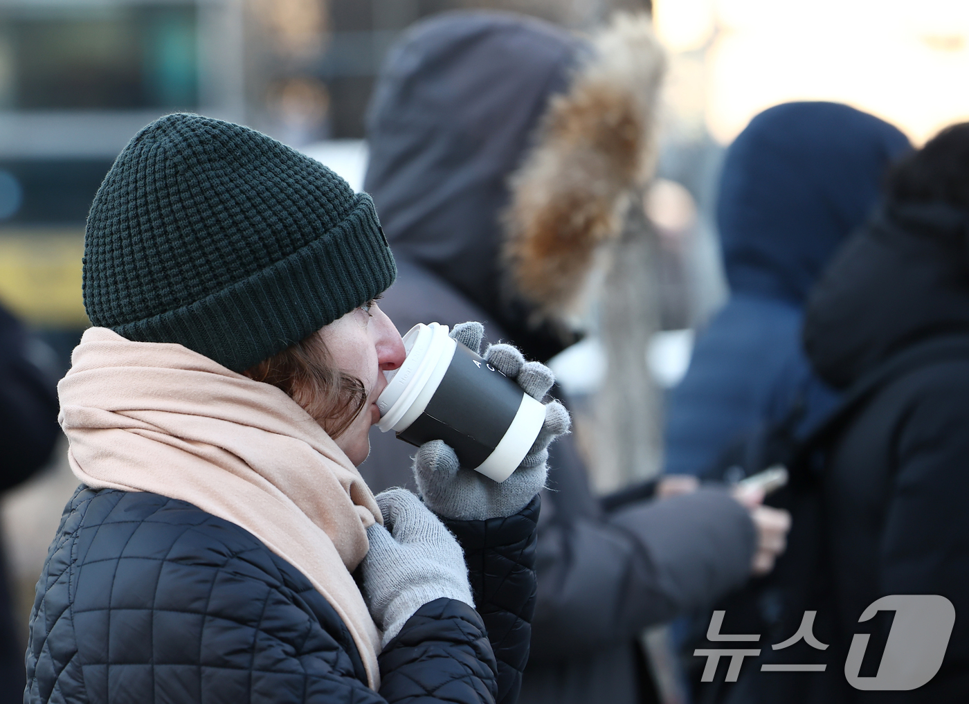 (서울=뉴스1) 김민지 기자 = 올겨울 첫 한파경보가 발령된 26일 오전 서울 종로구 광화문네거리에서 한 외국인이 뜨거운 음료를 마시고 있다. 2025.12.26/뉴스1