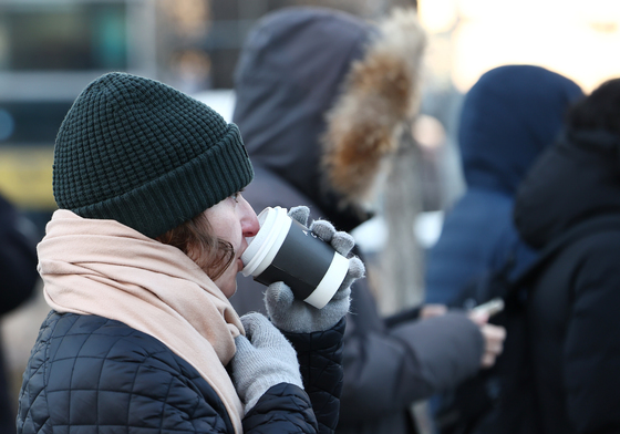 최저 -15도 강추위, 낮부터 차차 풀릴 듯…수도권·충청·제주에 눈 [내일날씨]