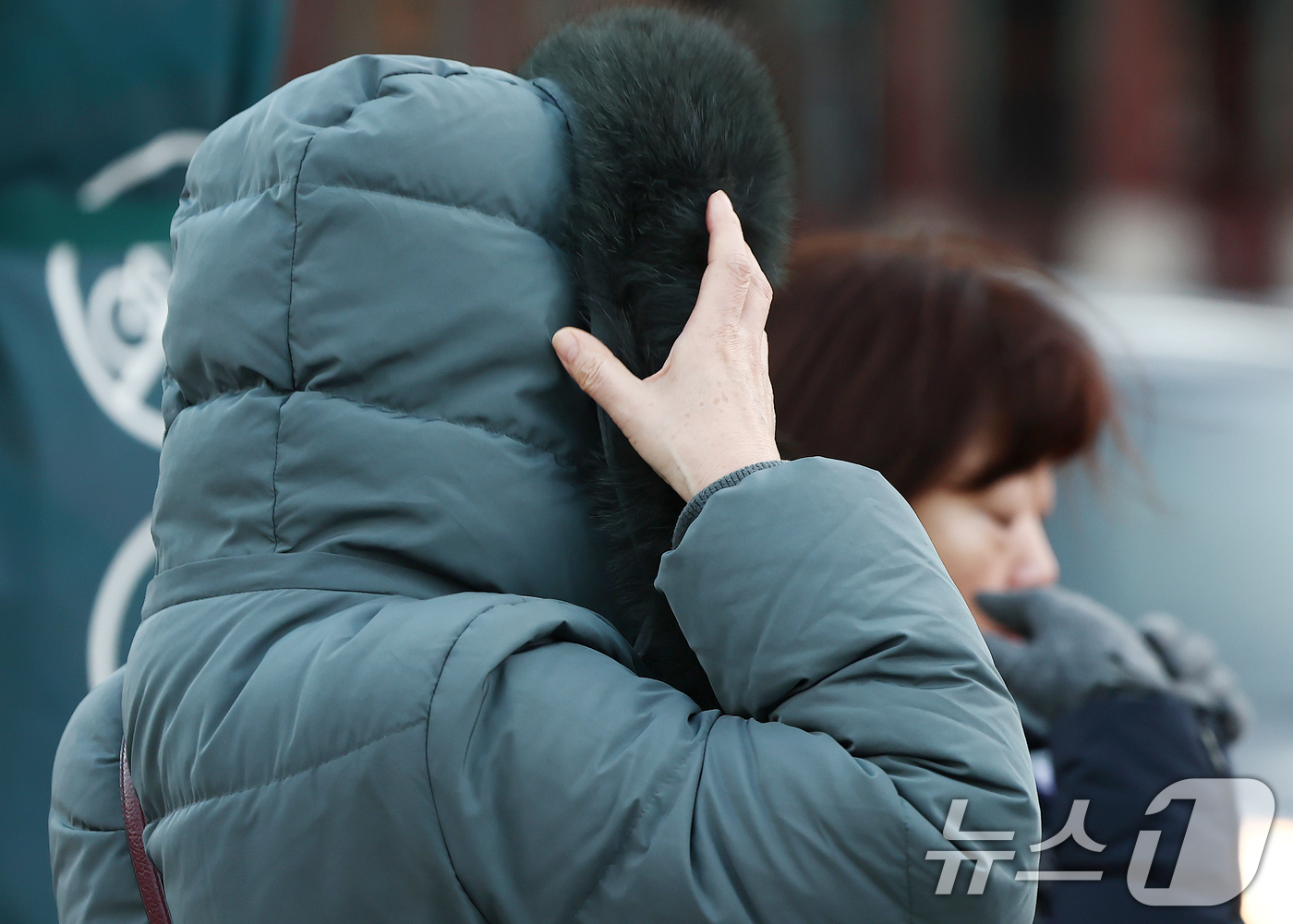 (서울=뉴스1) 김민지 기자 = 체감 -20도 안팎의 올겨울 최강 한파가 찾아온 26일 오전 서울 종로구 광화문네거리에서 시민들이 두꺼운 외투를 입고 발걸음을 옮기고 있다. 202 …