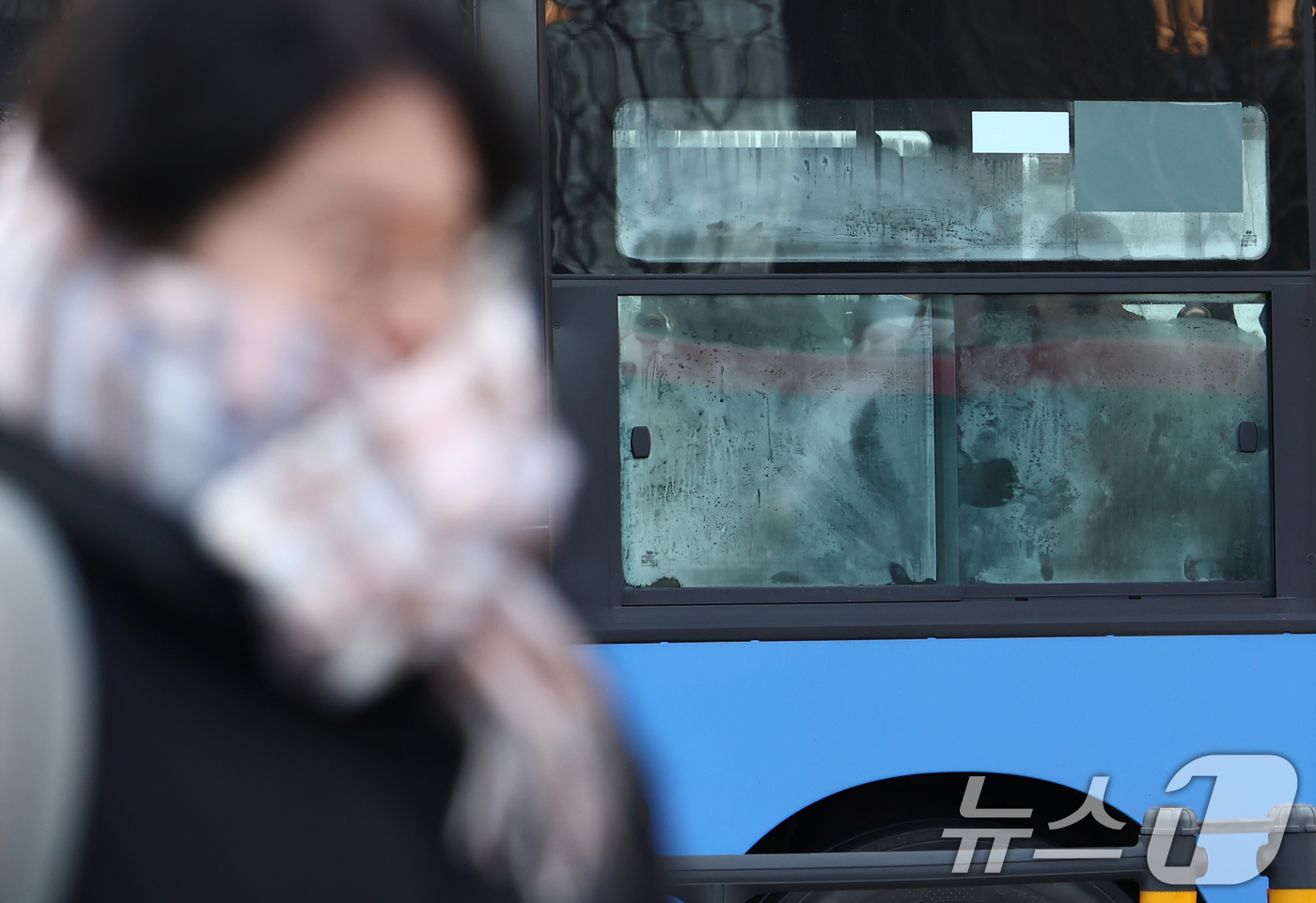 (서울=뉴스1) 김민지 기자 = 체감 -20도 안팎의 올겨울 최강 한파가 찾아온 26일 오전 서울 종로구 광화문네거리를 지나는 버스에 김이 서려 있다. 2025.12.26/뉴스1