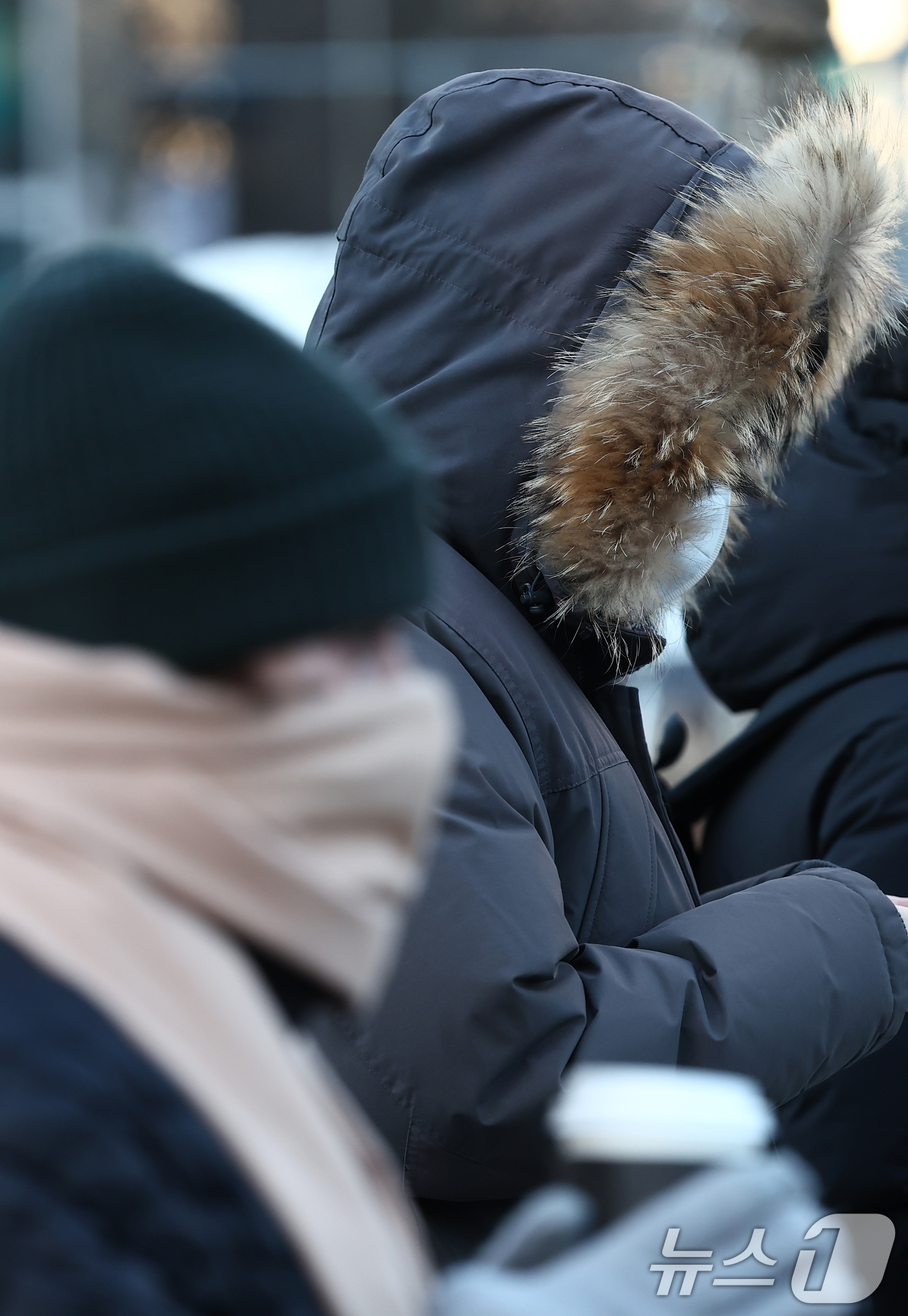 (서울=뉴스1) 김민지 기자 = 체감 -20도 안팎의 올겨울 최강 한파가 찾아온 26일 오전 서울 종로구 광화문네거리에서 시민들이 두꺼운 외투를 입고 발걸음을 옮기고 있다. 202 …