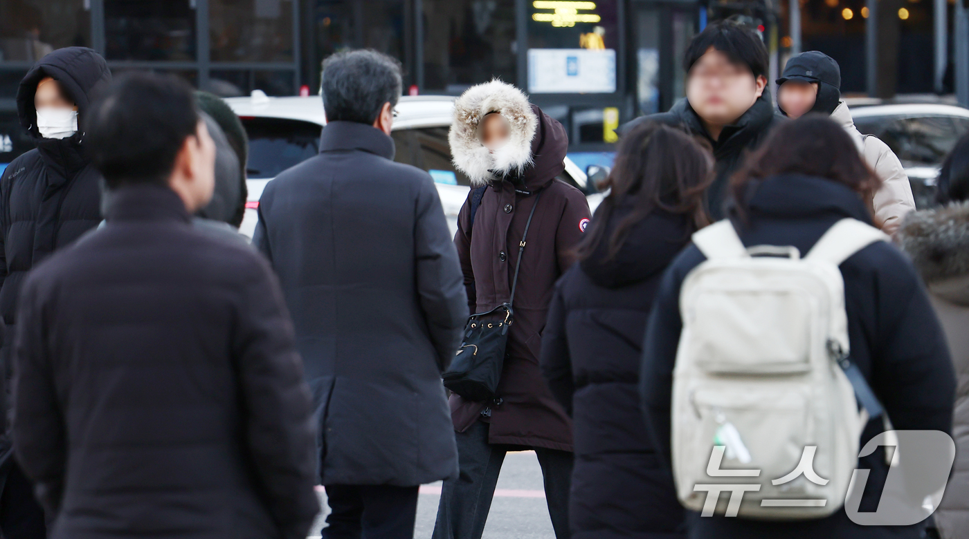 (서울=뉴스1) 김민지 기자 = 체감 -20도 안팎의 올겨울 최강 한파가 찾아온 26일 오전 서울 종로구 광화문네거리에서 시민들이 두꺼운 외투를 입고 발걸음을 옮기고 있다. 202 …