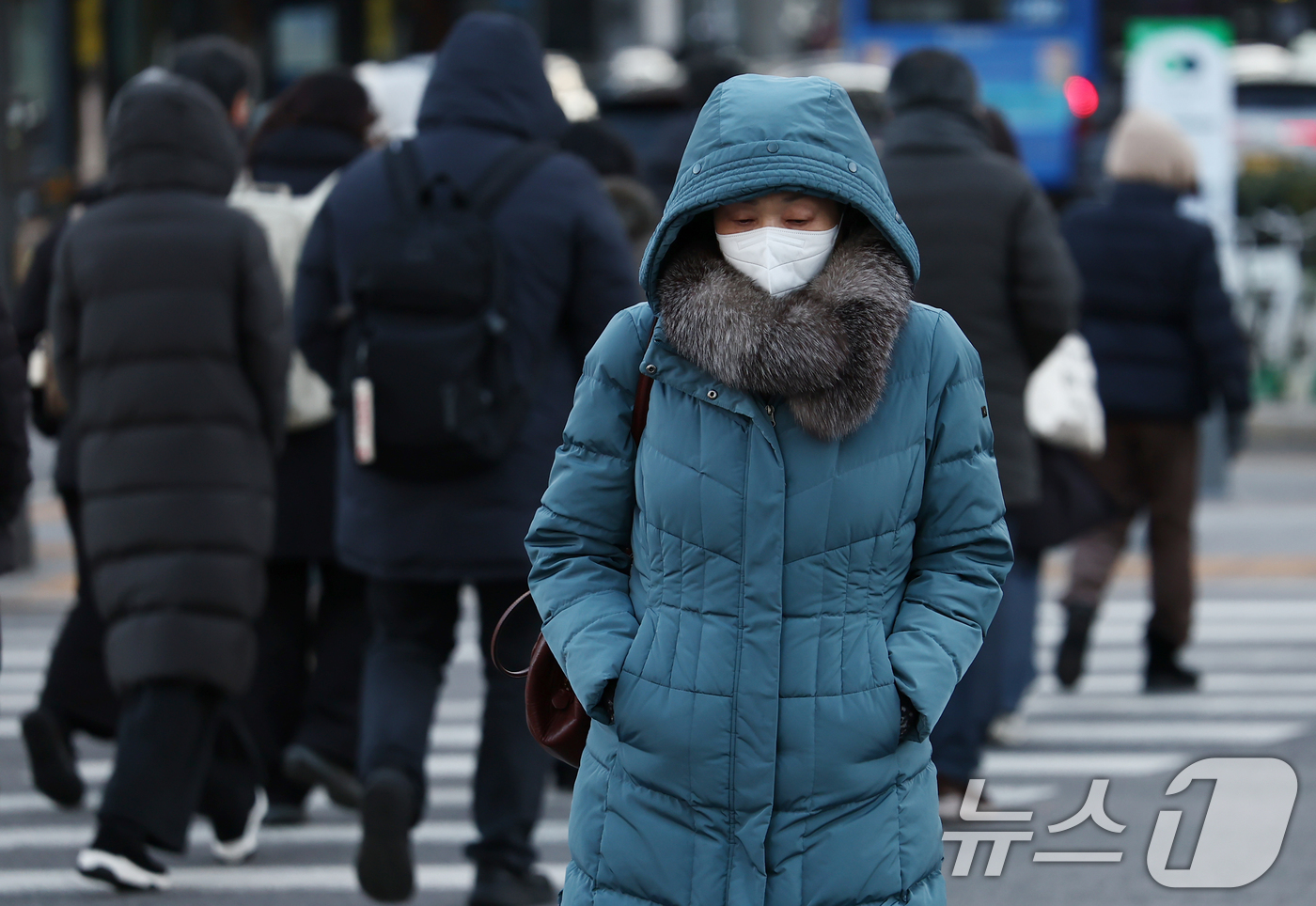 (서울=뉴스1) 김민지 기자 = 체감 -20도 안팎의 올겨울 최강 한파가 찾아온 26일 오전 서울 종로구 광화문네거리에서 시민들이 두꺼운 외투를 입고 발걸음을 옮기고 있다. 202 …