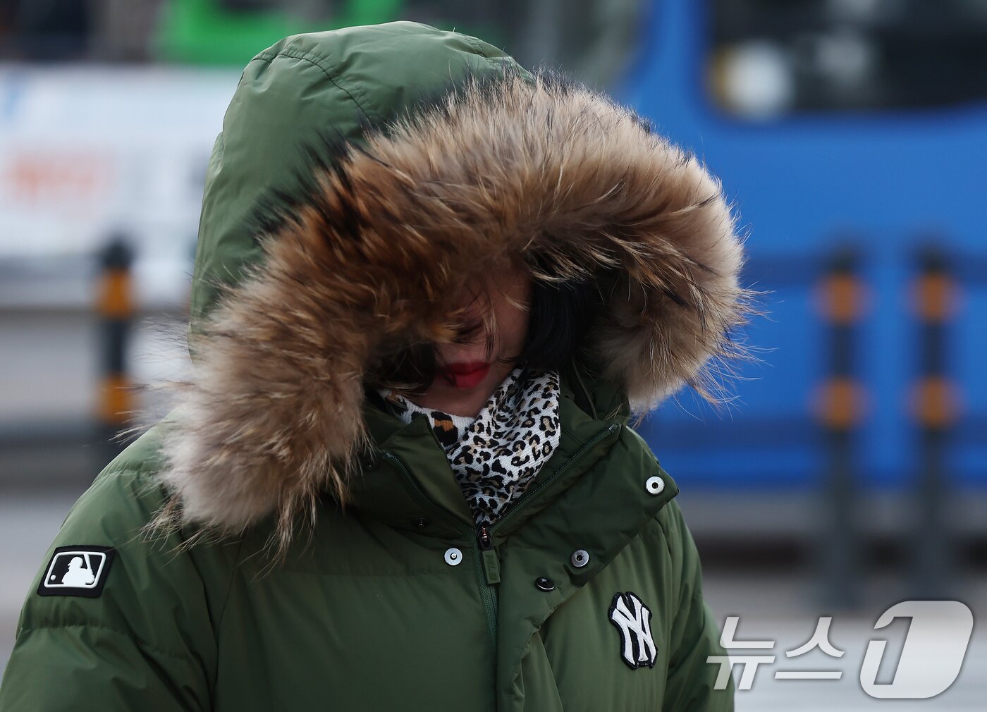 본문 이미지 - 체감 -20도 안팎의 올겨울 최강 한파가 찾아온 26일 오전 서울 종로구 광화문네거리에서 시민들이 두꺼운 외투를 입고 발걸음을 옮기고 있다. 2025.12.26/뉴스1 ⓒ News1 김민지 기자
