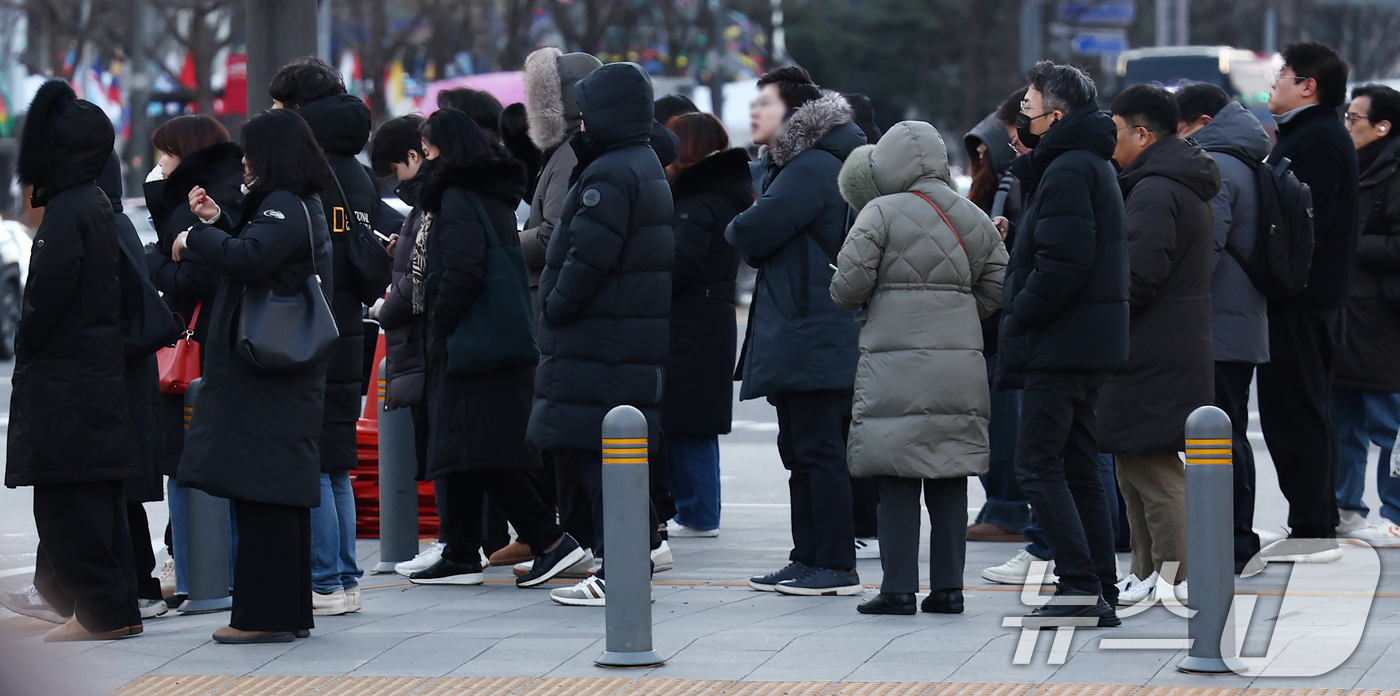(서울=뉴스1) 김민지 기자 = 올겨울 첫 한파경보가 발령된 26일 오전 서울 종로구 광화문네거리에서 시민들이 두꺼운 외투를 입고 발걸음을 옮기고 있다. 2025.12.26/뉴스1 …
