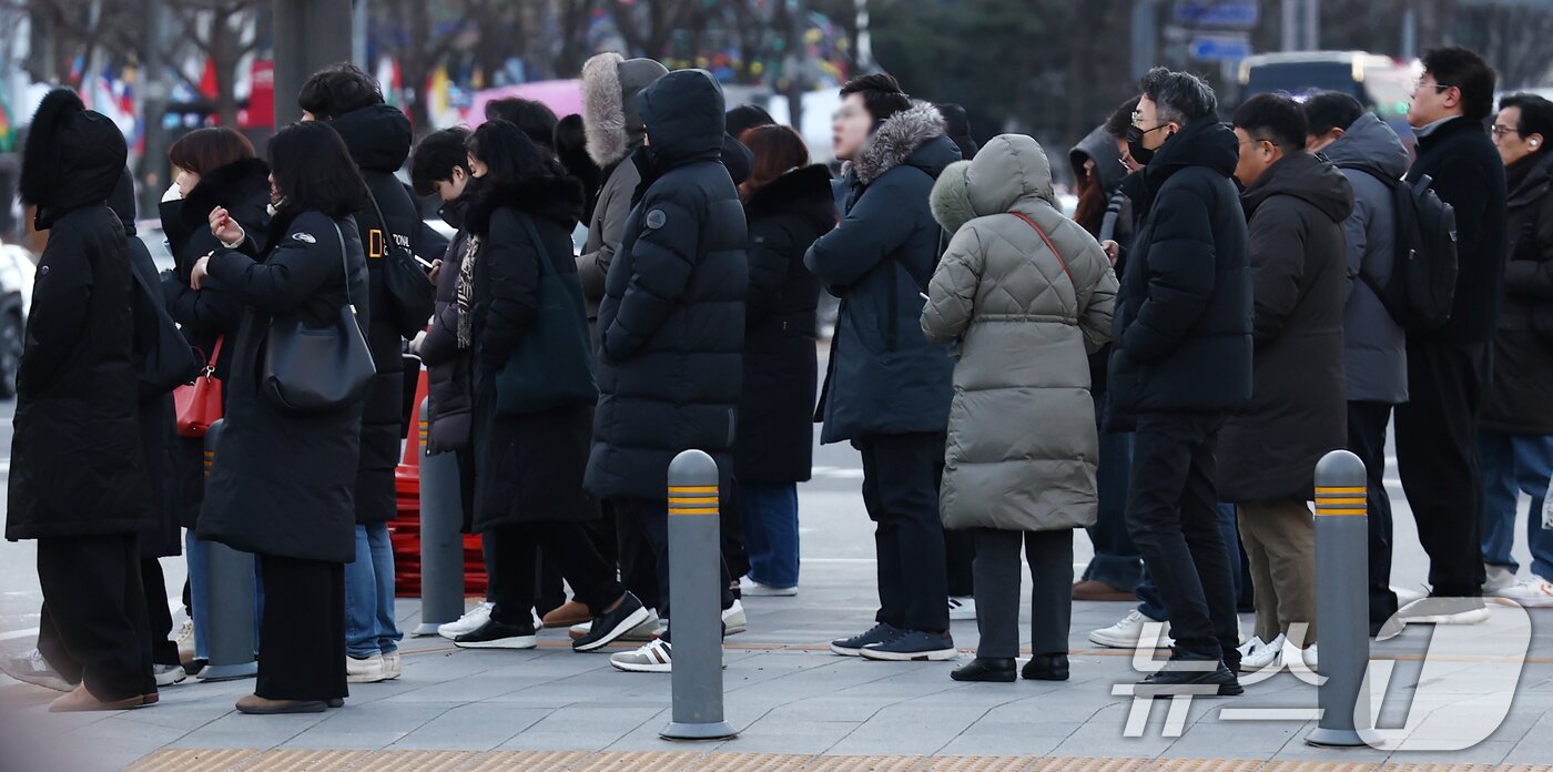 본문 이미지 - 올겨울 첫 한파경보가 발령된 26일 오전 서울 종로구 광화문네거리에서 시민들이 두꺼운 외투를 입고 발걸음을 옮기고 있다. 2025.12.26/뉴스1 ⓒ News1 김민지 기자