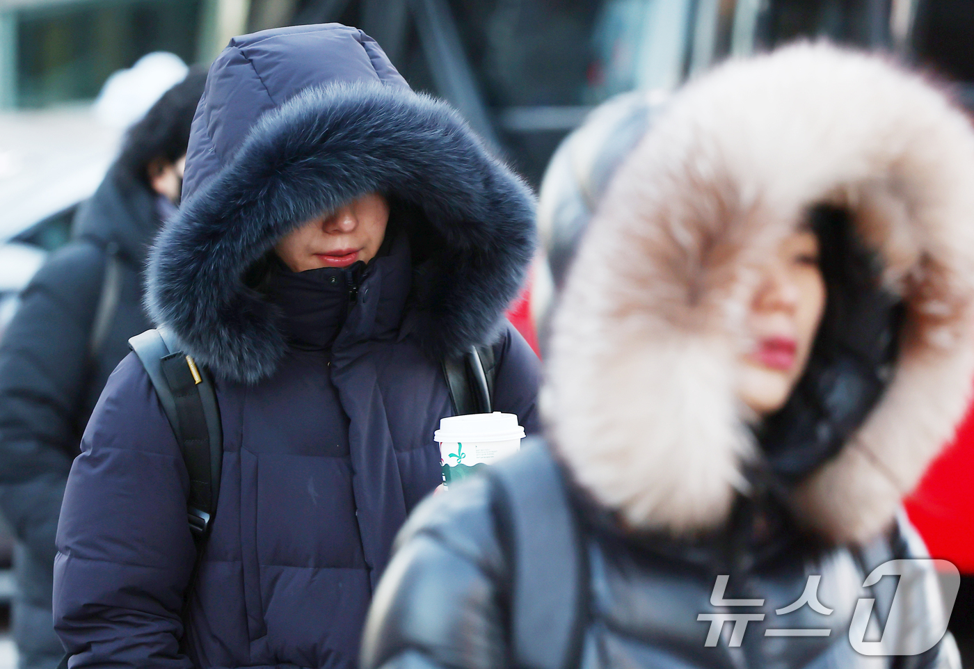 (서울=뉴스1) 김민지 기자 = 올겨울 첫 한파경보가 발령된 26일 오전 서울 종로구 광화문네거리에서 시민들이 두꺼운 외투를 입고 발걸음을 옮기고 있다. 2025.12.26/뉴스1 …