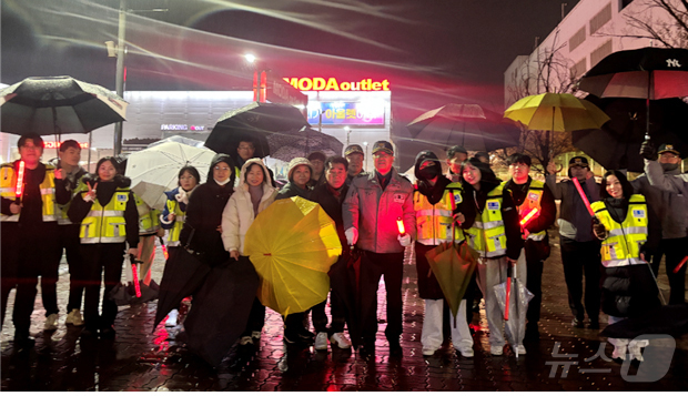 (대전=뉴스1) 이동원 기자 = 유성경찰서(서장 김선영)는 연말연시를 맞아 지역주민의 안전을 확보하고각종 범죄를 사전에 예방하기 위해 지난 23일 유성구 대정동 일대를 시민들과 함 …