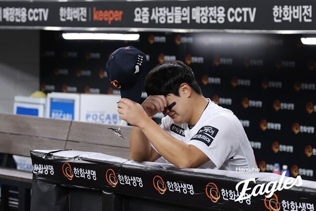 본문 이미지 - 한국시리즈 3차전 종료 후 더그아웃에서 눈물을 흘린 김서현.(한화 이글스 제공)
