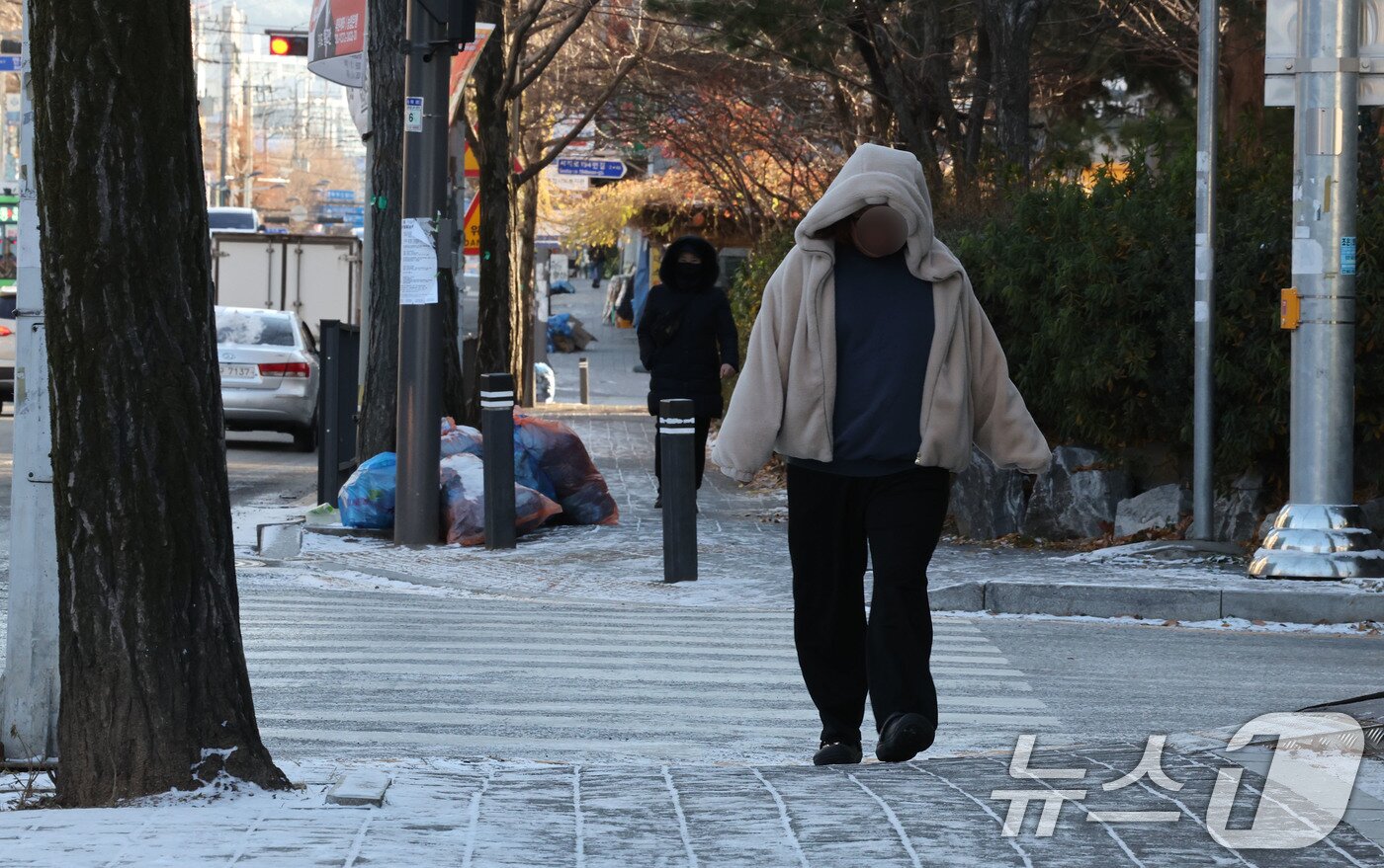 본문 이미지 - 눈이 내려 영하권 추위를 기록한 26일 광주 북구 오치동에서 시민들이 두꺼운 옷차림을 한 채 빙판길을 조심히 걷고 있다. ⓒ News1 박지현 기자