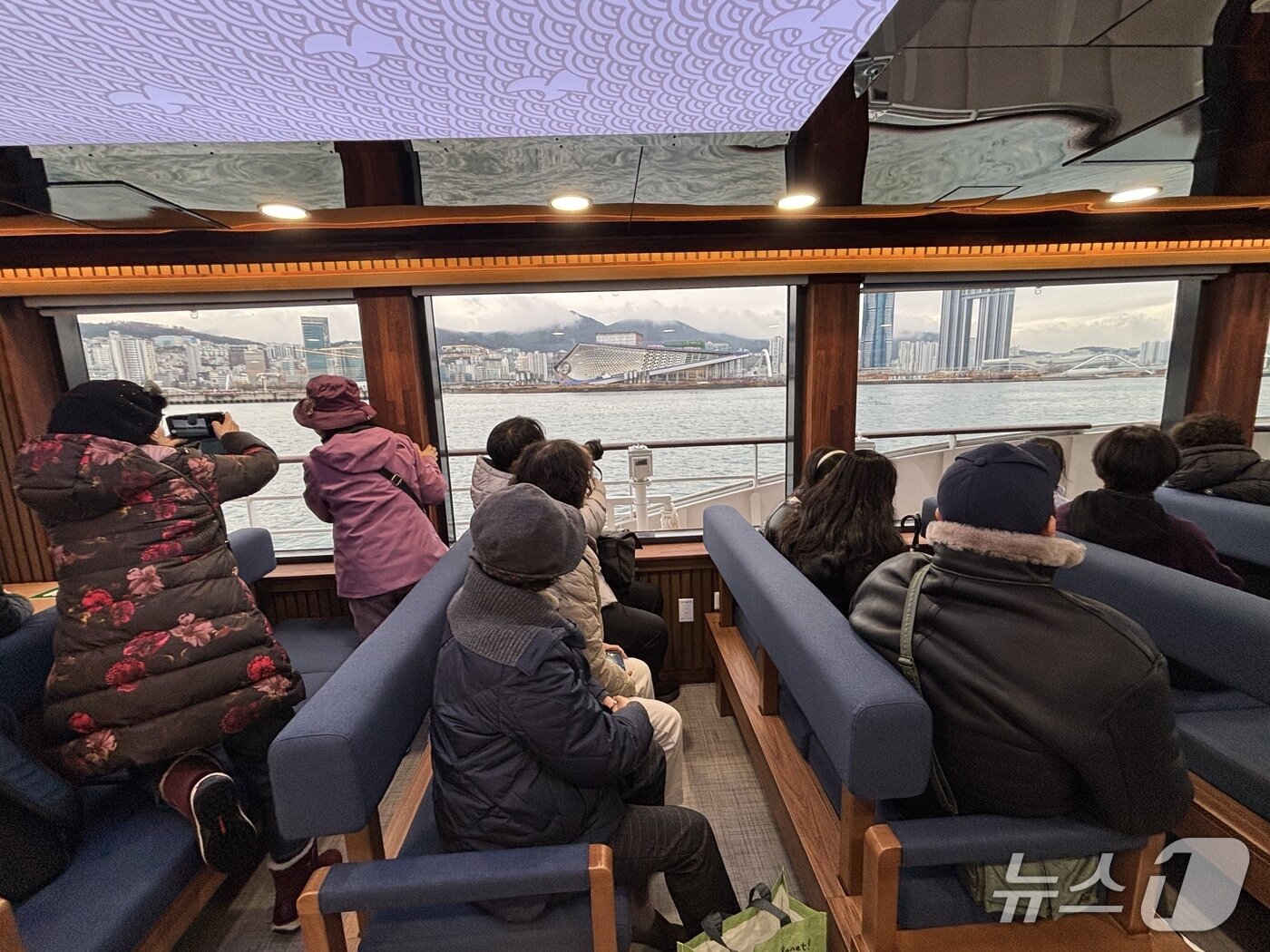 본문 이미지 - 오페라하우스를 구경하는 탑승객들 2025.12.24/뉴스1 ⓒ News1 홍윤 기자