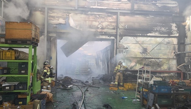 경주 공장에 화재…강풍 속 40분만에 큰 불길 잡혀