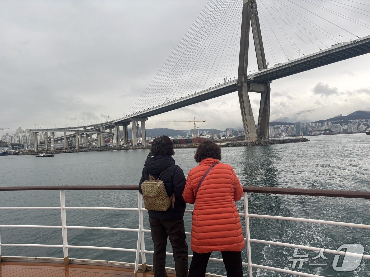 본문 이미지 - 부산항 대교를 보고 있는 탑승객들 2025.12.24/뉴스1 ⓒ News1 홍윤 기자