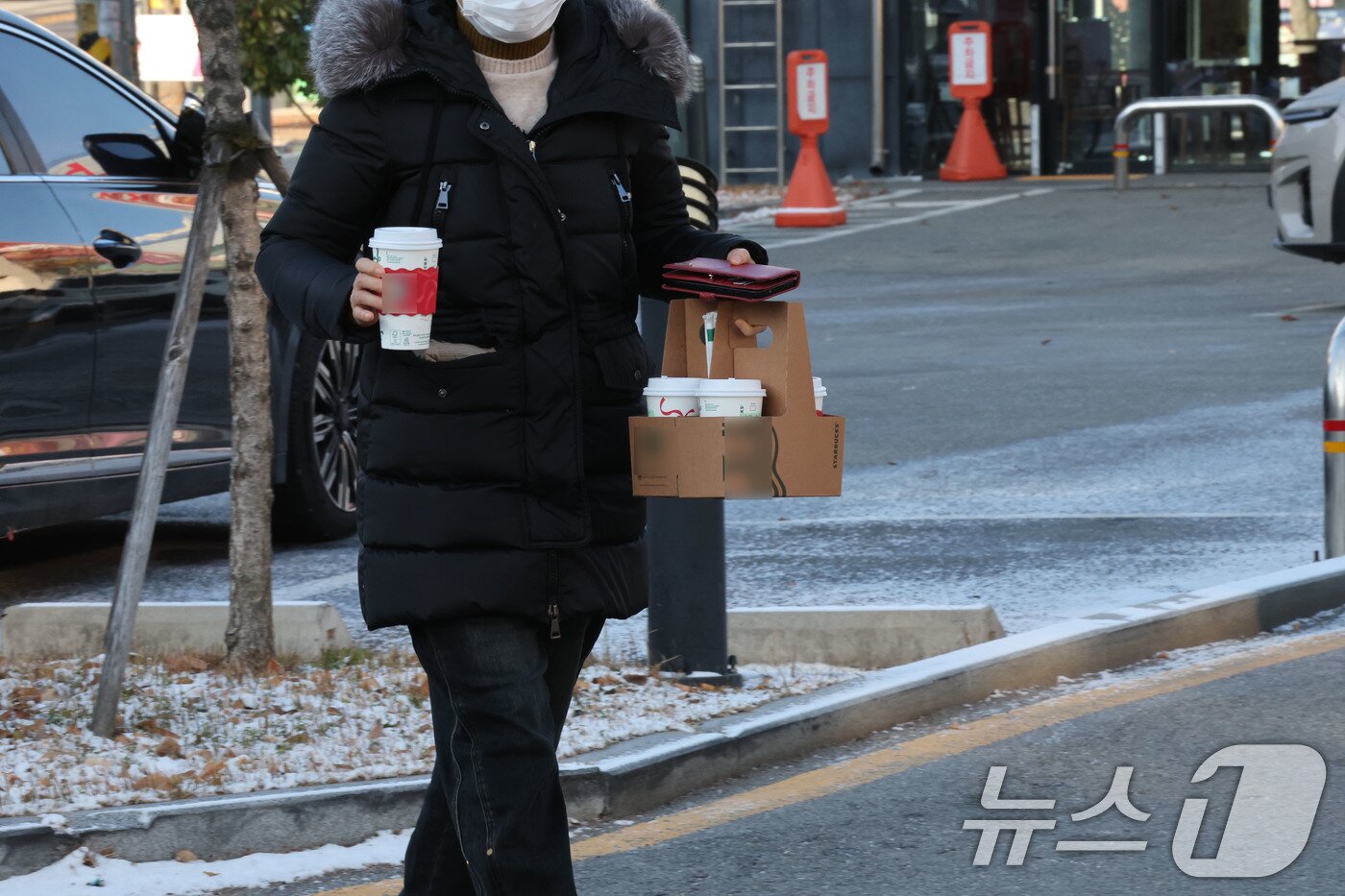 본문 이미지 - 영하권 추위를 기록한 26일 광주 북구 오치동에서 시민들이 따뜻한 커피를 든 채 지나가고 있다. 2025.12.26/뉴스1 ⓒ News1 박지현 기자