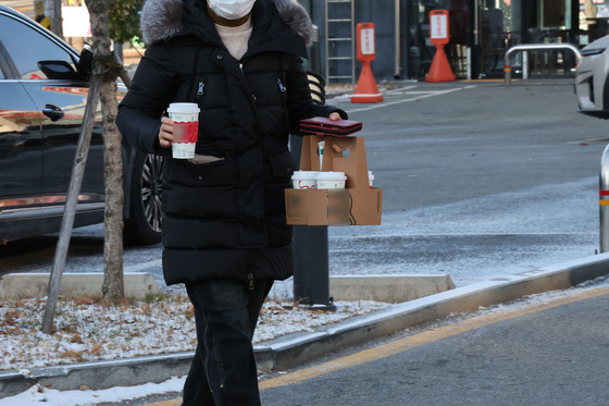 "'뜨아', 5분만에 냉커피" 출근길 동장군 위력…전남 여객선 58척 통제