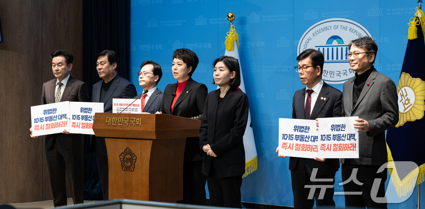 (서울=뉴스1) 이승배 기자 = 김은혜 국민의힘 의원이 26일 서울 여의도 국회 소통관에서 열린 10.15 부동산 대책 행정소송 관련 기자회견에서 발언하고 있다. 2025.12.2 …