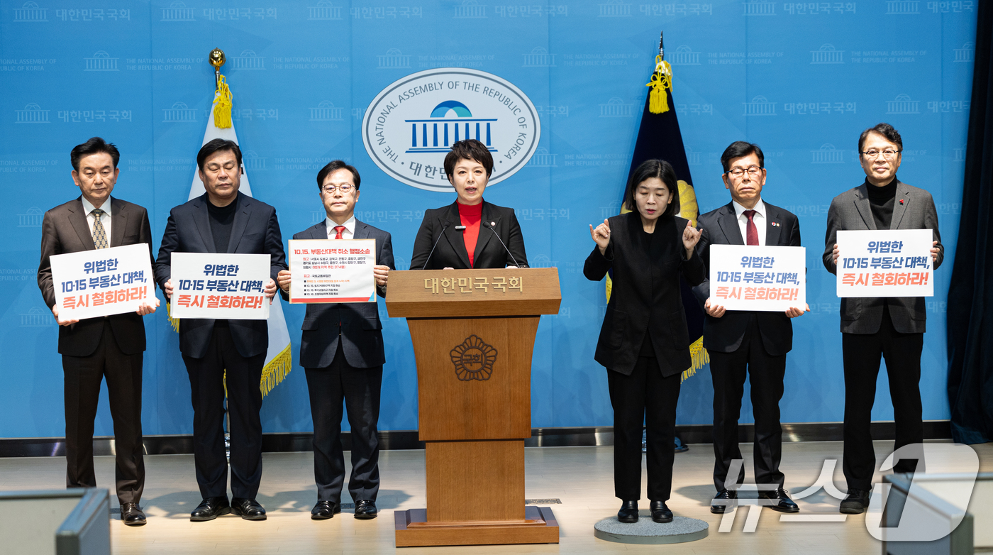 (서울=뉴스1) 이승배 기자 = 김은혜 국민의힘 의원이 26일 서울 여의도 국회 소통관에서 열린 10.15 부동산 대책 행정소송 관련 기자회견에서 발언하고 있다. 2025.12.2 …