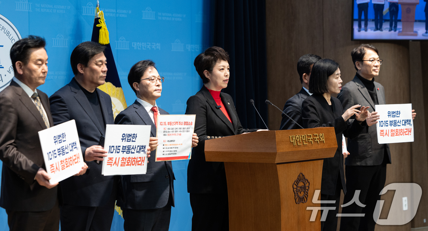 (서울=뉴스1) 이승배 기자 = 김은혜 국민의힘 의원이 26일 서울 여의도 국회 소통관에서 열린 10.15 부동산 대책 행정소송 관련 기자회견에서 발언하고 있다. 2025.12.2 …