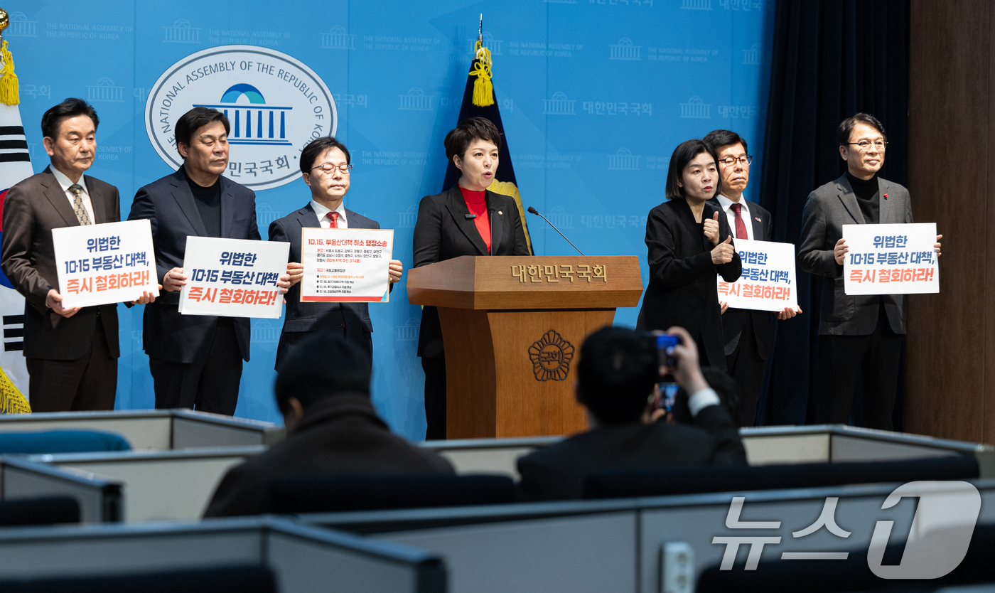 (서울=뉴스1) 이승배 기자 = 김은혜 국민의힘 의원이 26일 서울 여의도 국회 소통관에서 열린 10.15 부동산 대책 행정소송 관련 기자회견에서 발언하고 있다. 2025.12.2 …